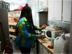 Photo: Adil Boukind Le Devoir Véridienne Ngilimo Zeze fait chauffer le lait des jumelles dans sa cuisine surchargée.