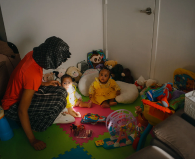 Photo: Adil Boukind_Le Devoir / Après avoir fui la guerre au Congo il y a plusieurs années, Véridienne Ngilimo Zeze vit avec ses cinq filles dans un logement de Rosemont.
