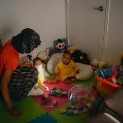 Photo: Adil Boukind_Le Devoir / Après avoir fui la guerre au Congo il y a plusieurs années, Véridienne Ngilimo Zeze vit avec ses cinq filles dans un logement de Rosemont.