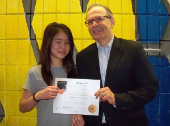 Carol Xuan-Vy recevait, en 2014, la bourse des mains de Fabien Cournoyer, alors président du CA de la Fondation. Carol Xuan-Vy recevait, en 2014, la bourse des mains de Fabien Cournoyer, alors président du CA de la Fondation.