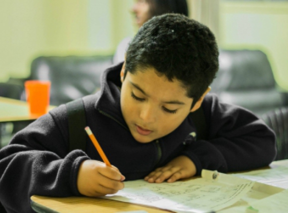 La crise actuelle a touché particulièrement les jeunes qui vivent en HLM, mettant en péril leur cheminement scolaire.