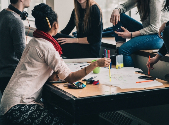 La fermeture des classes par intermittence, l’annulation de leurs activités parascolaires et l’impossibilité de voir leurs amis sont tous des exemples de facteurs ayant contribué à augmenter leur risque de décrochage scolaire. 