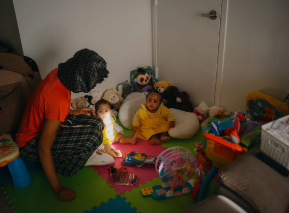 Photo: Adil Boukind_Le Devoir / Après avoir fui la guerre au Congo il y a plusieurs années, Véridienne Ngilimo Zeze vit avec ses cinq filles dans un logement de Rosemont.